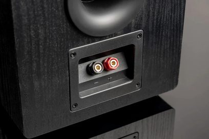 Sloupcový reproduktor Prime Pinnacle Tower, audio konektory červený a černý, zadní pohled v detailu, černý texturovaný povrch