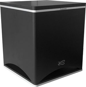 Cabasse Santorin 25 M3 sort subwoofer, frontvisning, kubisk form, højglanspoleret sort, sølvfarvet logo nederst til højre
