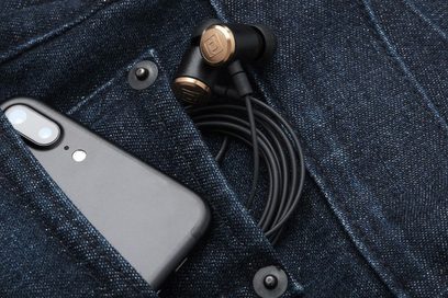 Åbne hi-fi hovedtelefoner Periodic Audio Beryllium sort, forgyldte ørekopper, sort flettet kabel, på mørkeblå tekstureret stof