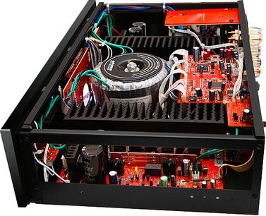 Stereo hi-fi forstærker Advance Paris X-i105, set ovenfra indvendigt, røde og sorte elektroniske kredsløb, sølvfarvet transformer