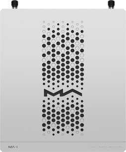 Matrix Audio MA‑1 Endverstärker aus gebürstetem silbernem Aluminium, Draufsicht, obere Abdeckung mit einer zentralen Reihe schwarzer runder Perforationen, die das MA-Logo bilden, zwei schwarze gerändelte Knöpfe bündig am hinteren Rand