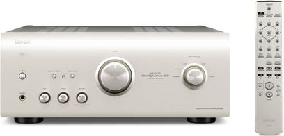 Wzmacniacz hi-fi stereo Denon PMA-2020AE w kolorze srebrnym, widok z przodu, srebrna obudowa z przyciskami i pokrętłami sterującymi, centralny wyświetlacz