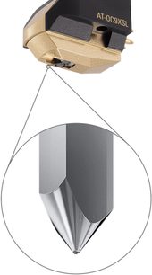 Černá a stříbrná gramofonová přenoska Audio Technica AT-OC9XSL, detailní boční pohled na bílém a černém pozadí