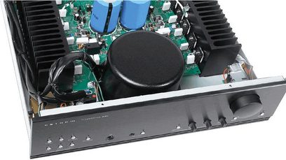 Stereo hi-fi forstærker Anthem INT 225 sort, set indefra oppefra, grønne elektroniske kredsløb og metaldele