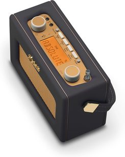 Roberts Revival Uno BT bordradio i sort kunstlæder med gylden metalgitter og gyldent kontrolpanel med to store runde knapper, orange LCD-skærm og flere hvide knapper, set fra en øvre trekvartsvinkel