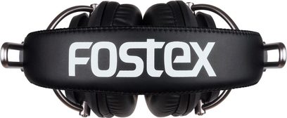 Sort Fostex hovedtelefon, tæt forfra, polstret hovedbøjle, åbne runde ørekopper, synlige drivere
