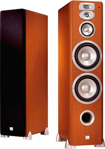 Dvi medinės JBL Studio L890 kolonėlės, viena uždaryta, o kita atidaryta, atskleidžianti garsiakalbius
