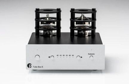 Προενισχυτής phono Pro-Ject Tube Box E ασημί και μαύρος με δύο εμφανείς λυχνίες σε μπροστινή όψη