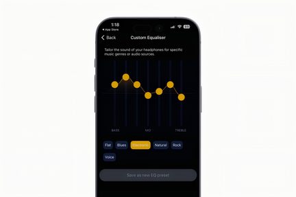 Smartphoneskærm, der viser en tilpasset lydudligner med gul kurve, forudindstillingsknapper og gemmuligheder.