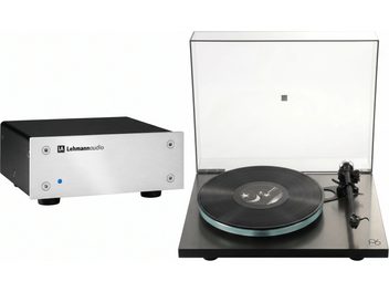 Černý gramofon Rega P6 s otevřeným průhledným krytem a předzesilovačem Lehmann Audio se stříbrným čelním panelem