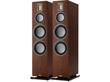 Paire d’enceintes colonne AudioVector QR7 SE noyer, boîtier en bois noyer brun, face avant avec tweeter ruban rectangulaire doré et trois haut-parleurs circulaires gris, montées sur socles noirs à pointes, vue en trois quarts