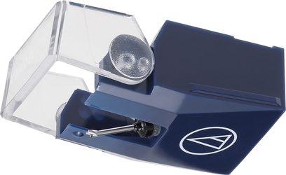 Diamant til pladespiller pickup VMN20EB, blå krop, gennemsigtigt låg, metalspids, hvidt logo, set fra en let nedadvendt vinkel