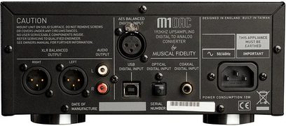 Musical Fidelity M1 DAC sort digital-til-analog-audio-konverter, bagside der viser indgangs- og udgangsstik