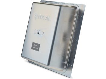 Rektangulært metalkabinettet fra Focal til indbygningshøjttaler, med børstet frontpanel med indgraveret logo og tekst