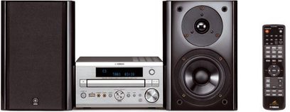 Yamaha E-320 mini-stereoanlæg bestående af højttalere, forstærker, integreret CD-afspiller og fjernbetjening, set forfra