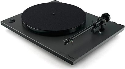 Juoda Rega RP78 vinilinė plokštelių žaidyklė, matoma iš viršaus, apvalus diskas, svareliu svertinis nuleistuvas, stačiakampis pagrindas