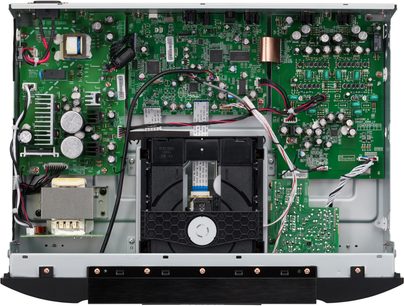 Vista interior de um leitor de CD Marantz CD6007 preto aberto, revelando os circuitos eletrônicos verdes e o mecanismo de leitura
