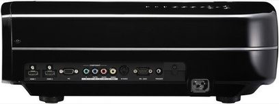 JVC DLA-HD990 sort videoprojektor, set forfra, med synlige tilslutningsporte og kontrolknapper