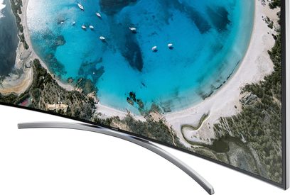 Samsung UE65H8000 buet TV, der viser en luftoptagelse af en tropisk strand med en turkisfarvet lagune og både