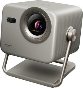 Videoprojektor Hisense M2 PRO v kovově šedém provedení, zaoblená krychlová konstrukce s velkým předním objektivem v rámečku, boční senzorové okénko a naklopitelná trubková podpěra, pohled zepředu zleva ze tří čtvrtin