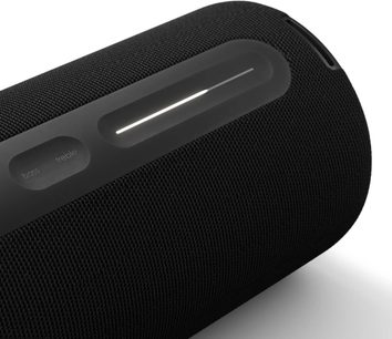 Speaker Bluetooth portatile Loewe We. HEAR pro nera, vista ravvicinata con griglia testurizzata e comando superiore luminoso