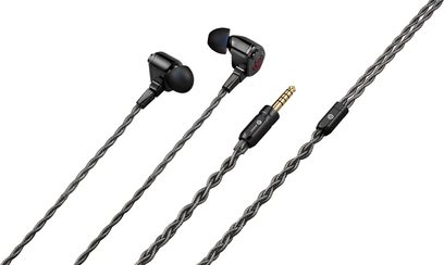 Črni ušesni čepki Astell&Kern XIO s sivim pletenim kablom in pozlačenim jack priključkom, diagonalni pogled