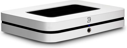 Bílý síťový audio přehrávač NODE 2025, pohled v perspektivě, obdélníkový tvar, zaoblené rohy, černý horní povrch