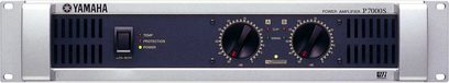 Yamaha P7000S effektforstærker, front med knapper, potentiometre, indikatorer, jackstik og nåle-VU-metre