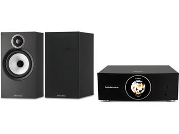 Cabasse hi-fi sistema su juodu tinklo grotuvu su apvaliu ekranu ir pora juodų lentyninių Bowers & Wilkins garsiakalbių