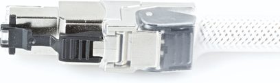 Kovový RJ45 samec připojený ke šedému ethernetovému kabelu, detailní pohled zepředu na bílém mřížkovaném pozadí