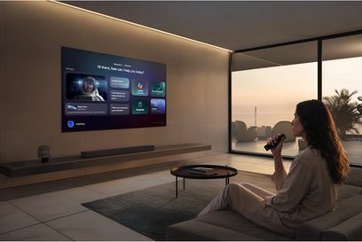 Vægmonteret Samsung TQ48S95H fladskærms-tv i en moderne stue, set i profil med fjernbetjening i hånden