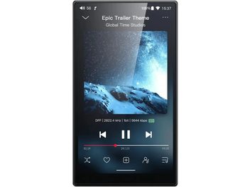 Audiophile FiiO JM21 MKII-spelare i svart sedd framifrån, pekskärm som visar en ljudspelare och ett omslag med snöklädda berg