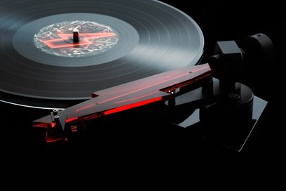 Pro-Ject AC/DC limited edition hi-fi platenspeler met rode pijlvormige toonarm en draaiende zwarte plaat