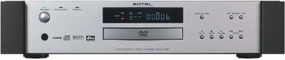 Rotel RDV-1092 4K Blu-ray-afspiller set forfra, sølvfarvet frontpanel med blåt display, knapper og tilslutninger