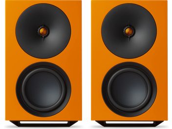 Narancssárga Cambridge Audio L/R S hangsugárzópár fekete hangszórókkal és talpakkal, elölnézetből
