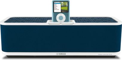 Yamaha PDX-30 multimediedock set forfra i blå, LCD-skærm viser en menu, indbyggede hvide højttalere