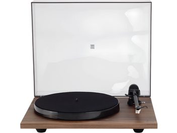 Hi-fi pladespiller Rega Planar 1 i lamineret træ, set forfra, rektangulær sokkel med træfinish, gennemsigtigt opklappet låg, sort cirkulær pladetallerken, sort tonearm placeret til højre