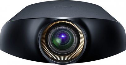 Sony VPL-VW1100ES sort videoprojektor, nærbillede forfra, centreret objektiv med lilla linse og cirkulært guldfarvet gitter