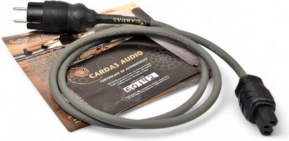 Napájecí kabel Cardas Iridium Power 1m šedý, černé konektory, v pozadí brožura Cardas Audio