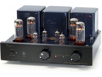 Cayin CS-55A EL34 juodas integruotas stereo vamzdelių stiprintuvas, juodas metalinis korpusas, matomas iš trijų ketvirčių priekio, su trimis tamsiai lakuotais transformatorių dangčiais, aštuoniais viršuje matomais lempomis ir šlifuotu priekiniu skydeliu su dideliais garsumo ir pasirinkimo mygtukais.