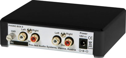Pré-amplificador phono Pro-Ject Phono Box E preto, vista frontal, 4 tomadas RCA, 1 entrada de alimentação, interruptor e logotipo