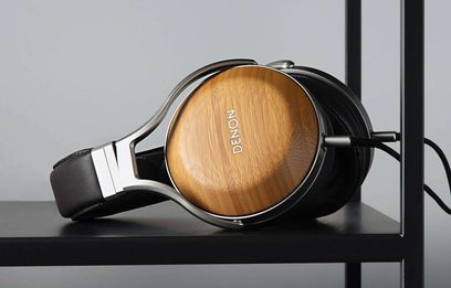 Denon AH-D9200 lukket, omkringørende hovedtelefoner med træfinish, sort hovedbøjle og puder, set fra højre profil