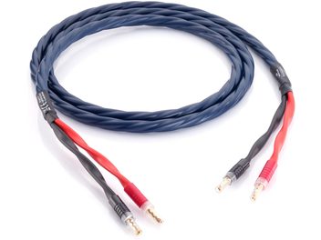 Inakustik Speaker 425 tīkla kabeļš tumši zilā plastmasas apvalkā, skats no augšas, aprīkots ar četrām zelta krāsas metāla banānu savienotājiem, kas atšķirti ar sarkanām un melnām apvalku apakšām