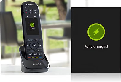 Sort Logitech Harmony Touch universal fjernbetjening, set forfra, med tændt touchskærm der viser at batteriet er opladet