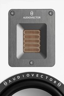 Nærbillede forfra af AudioVector QR1 SE reolhøjttaler, hvid front med en antracitgrå børstet aluminiumsplade fastgjort med skruer omkring en bånddiskant beskyttet af et gyldent gitter, øverste kant af basenhed med sort ring synlig
