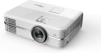 Optoma UHD40 hvid videoprojektor, set forfra og fra tre fjerdedele, linse til venstre, ventilationsriste på højre side