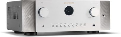 Marantz Cinema 60 DAB -kotiteatterivahvistin, hopeanharmaa, etupaneeli nappeineen, säätöpyörineen, näytöllä, liitännöillä ja kaiutinritilöillä