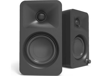 Set de două boxe conectate Kanto ORA negru mat, carcase dreptunghiulare din plastic cu colțuri rotunjite, tweeter cu horn pătrat și woofer circular vizibile, cu buton rotativ pe boxa din dreapta, vedere din unghi de trei sferturi față