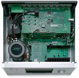Rotel RSP-1582 sort forstærker til hjemmebio, set forfra med åben front, grønne elektroniske komponenter på printplader inde i metalkabinettet