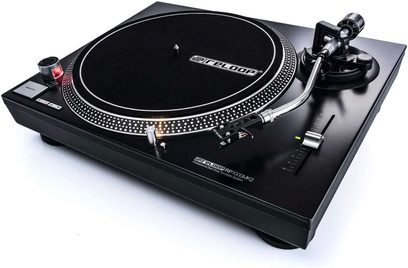 Siyah Reloop RP 1000 MK2 pikap, 45° açıdan üstten görünüm, tabla, iğneli ton kolu ve kontrol düğmeleri